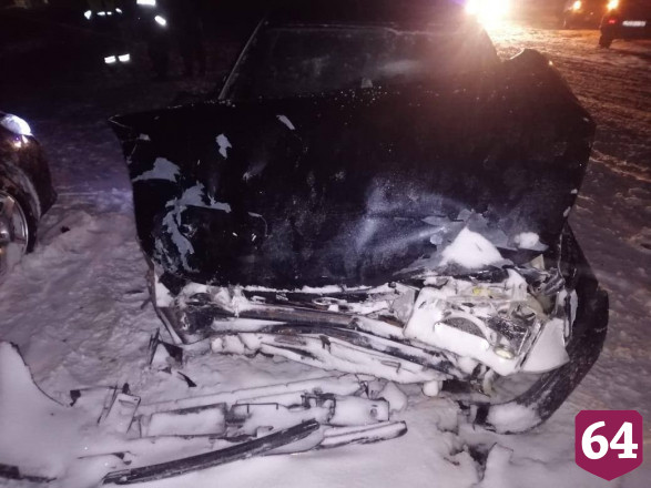 Пассажирки иномарки пострадали в массовой аварии на саратовской трассе