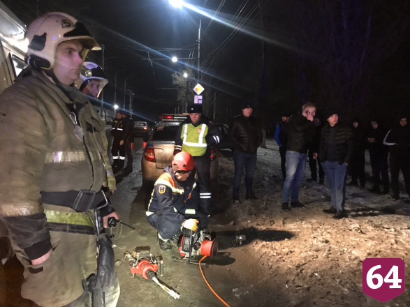 В Саратове вылетевшее из машины тело пьяного водителя прижало к столбу