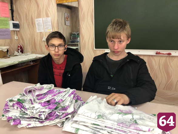 В лицее под Саратовом шьют одежду и подушки для бойцов СВО