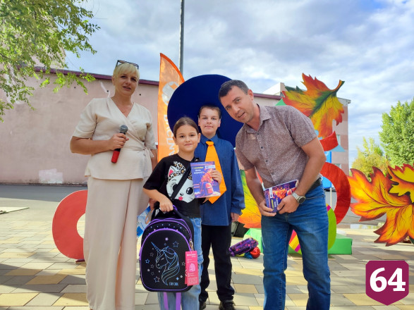 Саратовская ГЭС подарила школьникам города Балаково «Чемодан добра» и новую мебель в кабинет информатики