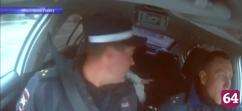 В Саратове сотрудники ДПС помогли беременной добраться до роддома