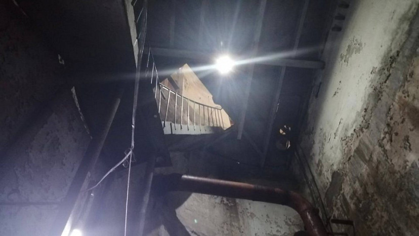 В Энгельсе инженер водоканала погиб после падения с лестницы