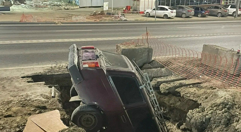 В Саратове на проспекте Строителей «Жигули» оказались в глубокой яме 