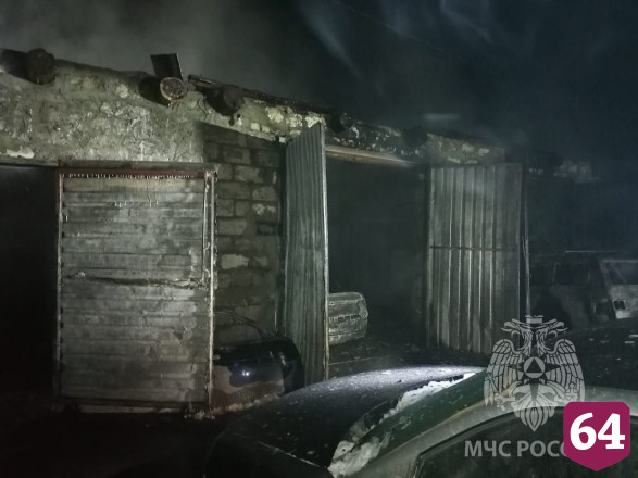 Под Саратовом сгорел гараж с тремя автомобилями
