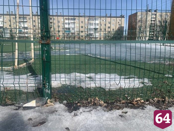 Вандалы повредили забор спортивной площадки под Саратовом