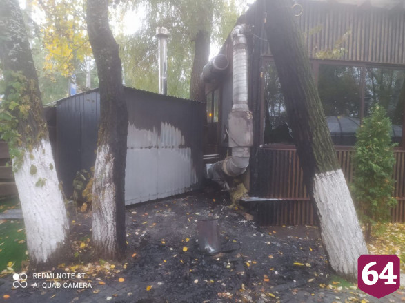 Утром саратовские пожарные тушили рестобар 