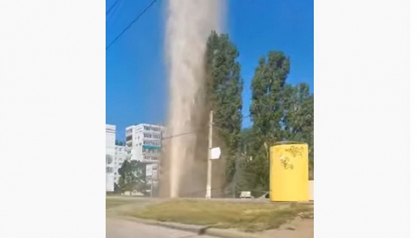 На Степной забил коммунальный фонтан высотой с тополь 