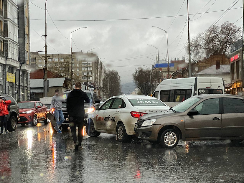Авария из 8 машин спровоцировала пробку в центре Саратова