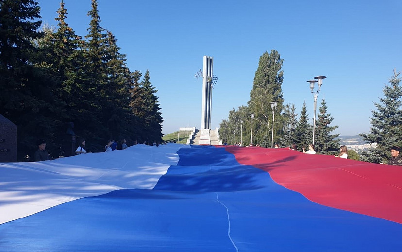 В Саратове развернули 810-метровый флаг России