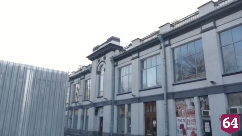 В Саратове начали сносить ларьки у Крытого рынка