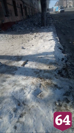 В Саратове прохожих едва не завалило кирпичами с расселенного дома
