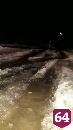 Дороги в саратовском поселке превратились в непроходимый каток