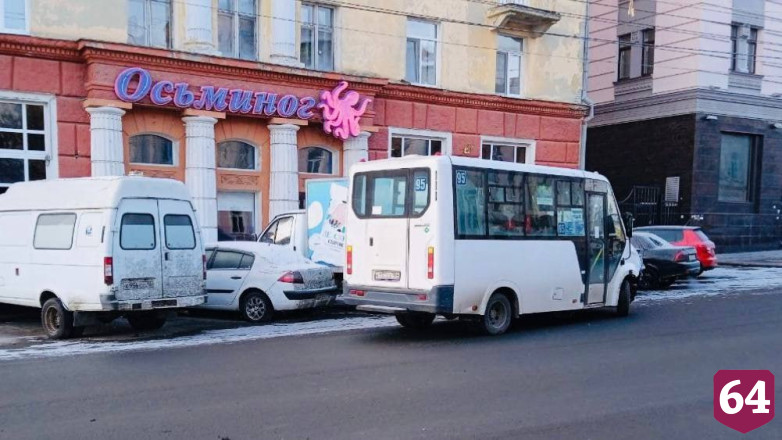 В столб на Московской врезался второй автомобиль подряд