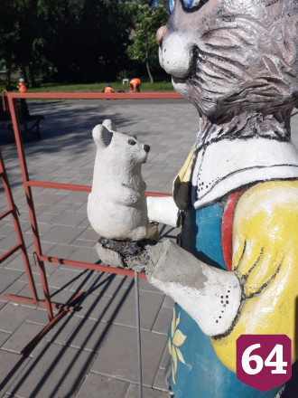 В саратовском парке сломали скульптуры сказочных героев 
