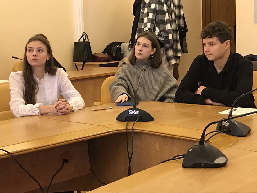 Саратовские студенты оценили совет отказаться от фастфуда и есть сало