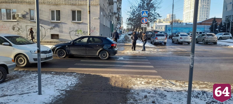В центре Саратова легковушка задавила женщину
