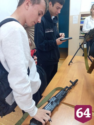 Перед школьниками выступил отец погибшего на Украине военнослужащего