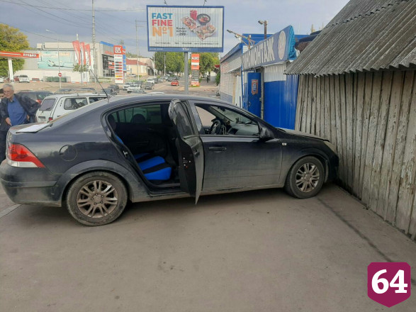 В Саратове «Опель» с умершим водителем протаранил «Мазду»