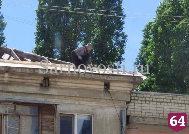 Жители центра Саратова пожаловались на опасные работы на крыше