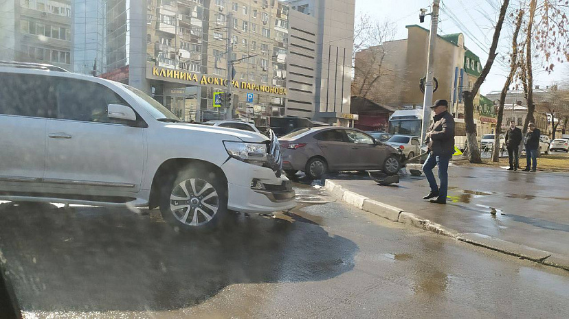 В центре Саратова легковушку после ДТП выбросило на тротуар