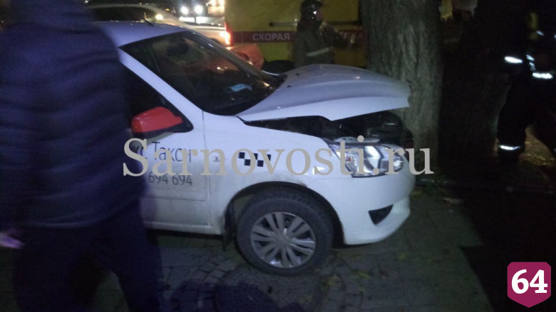 Пассажирка такси попала в больницу после аварии в центре Саратова