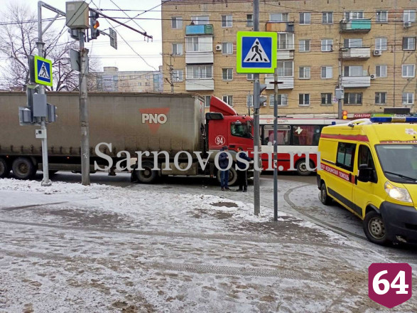 В Саратове молодую женщину сбил грузовик