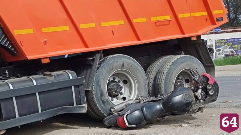 В Саратове мотоциклист покалечился в ДТП с КамАЗом