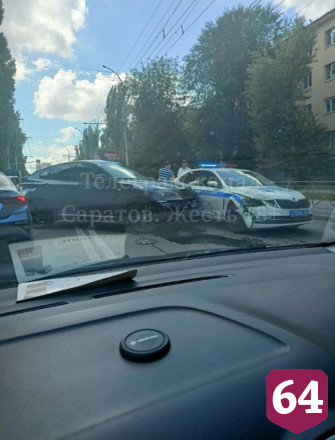 В центре Саратова полицейский автомобиль столкнулся с BMW