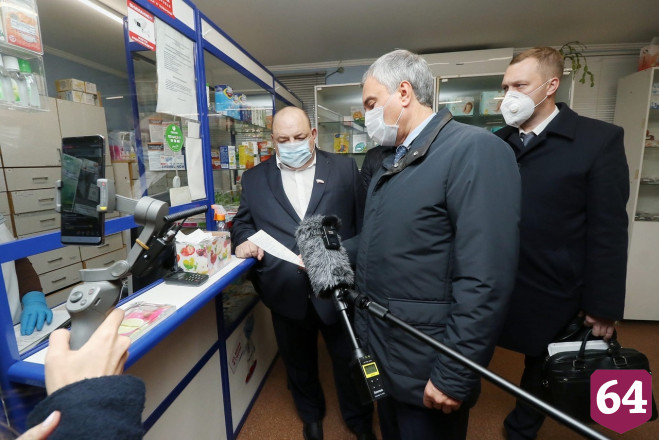 Володин со списком лекарств от коронавируса посетил саратовскую аптеку