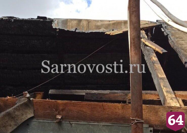 В Саратове огонь уничтожил баню пенсионера 