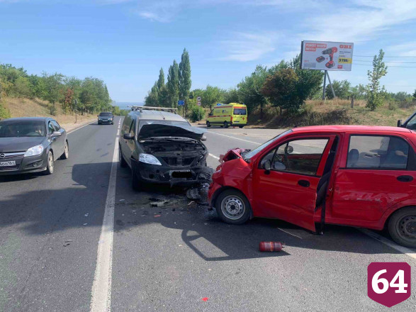 Водитель и пассажирка «Матиза» покалечились в массовом ДТП 