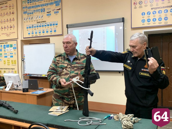 Саратовский спецназовец провел занятие по начальной военной подготовке