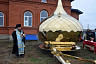 В строящемся 10 лет храме освятили купол и крест