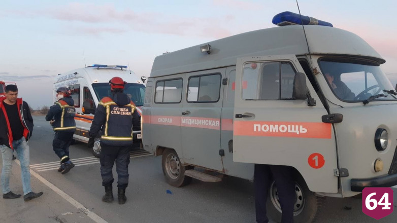 Девушки на внедорожнике врезались в катер на выезде из Саратова