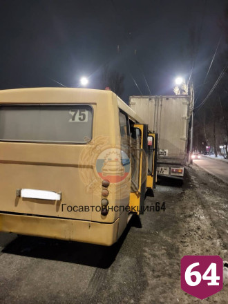 В Саратове столкнулись грузовик и маршрутка