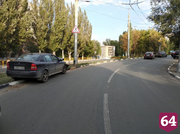 В Саратове водитель иномарки протаранил столб и попал в больницу