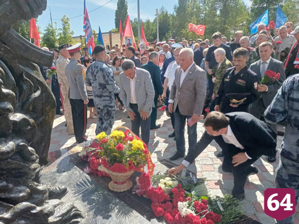 В память о жертвах терроризма в небо выпустили белые шары