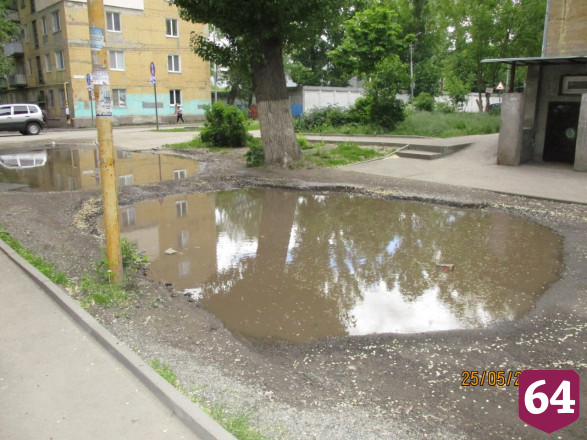 Саратовцы пожаловались на бездонные болота во дворе 