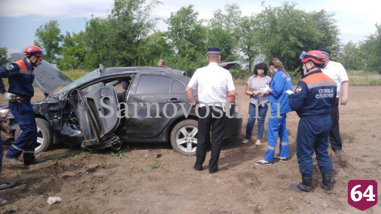 При опрокидывании иномарки под Саратовом пострадала женщина