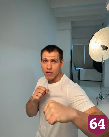Артист из Саратова обвинил жену в краже сына и подушек