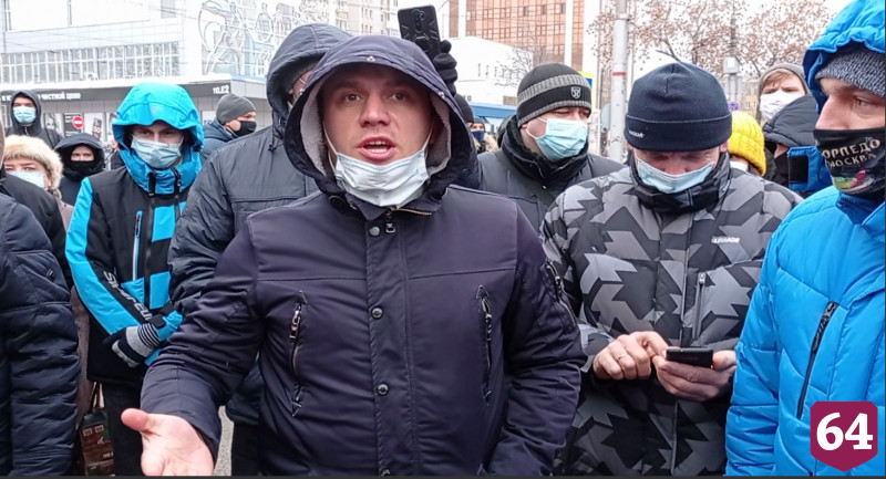 Участники незаконной акции в Саратове обматерили полицейских