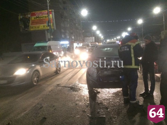 В Саратове легковушка протаранила грузовик и загорелась