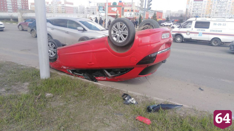 В Саратове легковушка опрокинулась после ДТП с такси