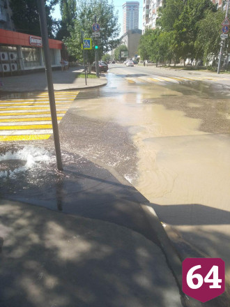 Центр Саратова залило водой из-за коммунальной аварии