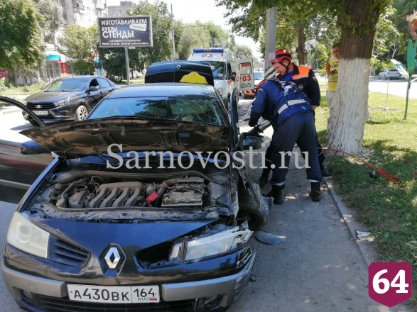 Пьяный водитель иномарки протаранил столб в центре Энгельса