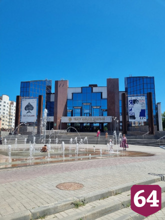 Саратовцы оценили бодрящий танец в фонтане