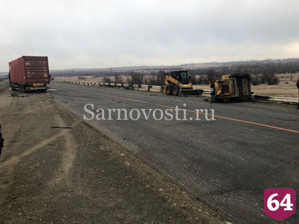 В Саратове произошла массовая авария с фурой и погрузчиком