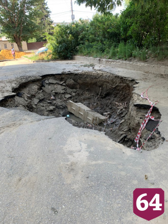 В Саратове коммунальщики бросили открытыми глубокие котлованы