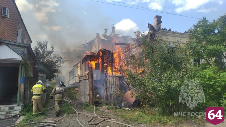Под Саратовом пожарные отбили от огня коттедж чиновника