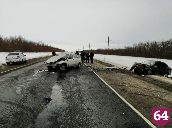 Под Саратовом в ДТП погибли двое взрослых и ребенок
